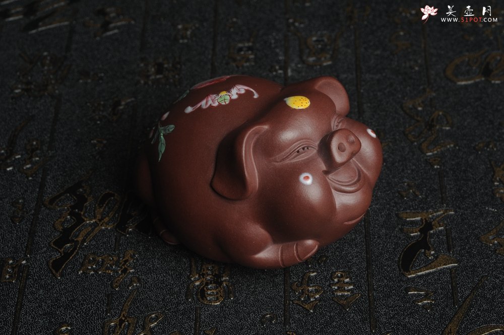 紫砂壶图片：美宠特惠 老紫泥精工点彩仙桃 圣桃 福气猪茶宠长7cm宽6cm高5cm - 美壶网