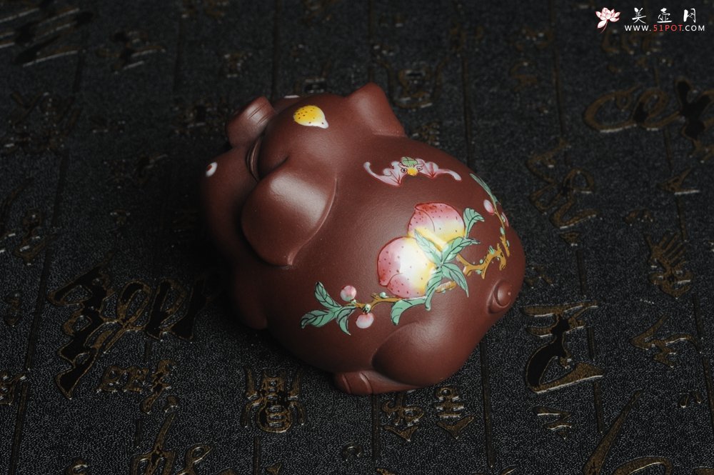紫砂壶图片：美宠特惠 老紫泥精工点彩仙桃 圣桃 福气猪茶宠长7cm宽6cm高5cm - 美壶网