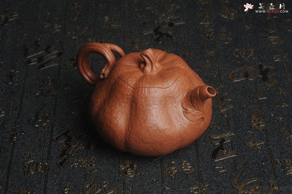 紫砂壶图片：美壶特惠 精致卡盖全手工油润降坡泥仿生小叶歪瓜 难度大 - 美壶网