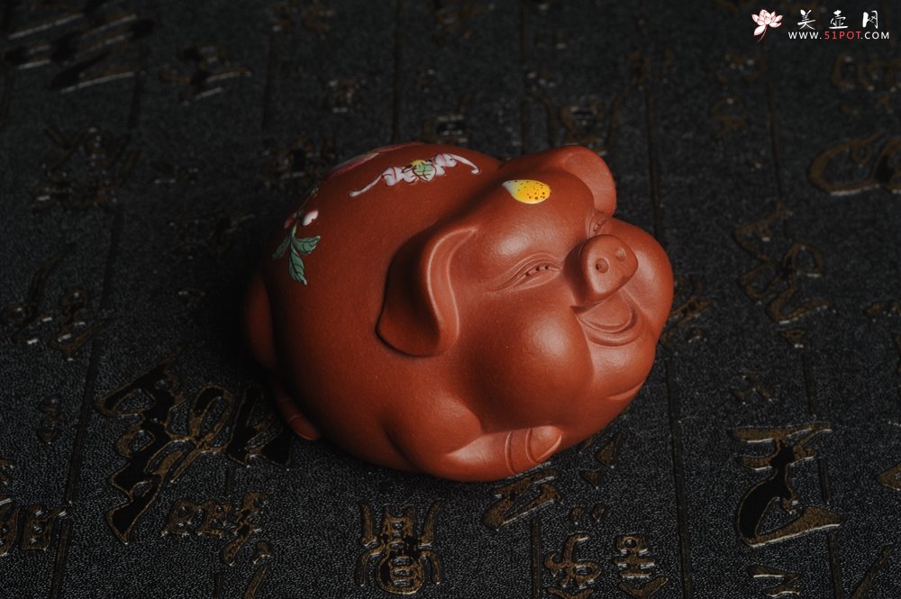 紫砂壶图片：美宠特惠 精工点彩仙桃 圣桃 福气猪茶宠长7cm宽6cm高5cm - 美壶网