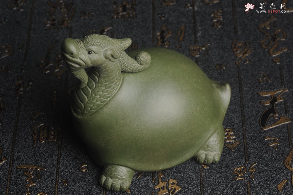 紫砂壶图片：美宠特惠 油润绿泥龟寿星 仁者寿茶宠 精工长9cm宽7.5cm高9cm - 美壶网