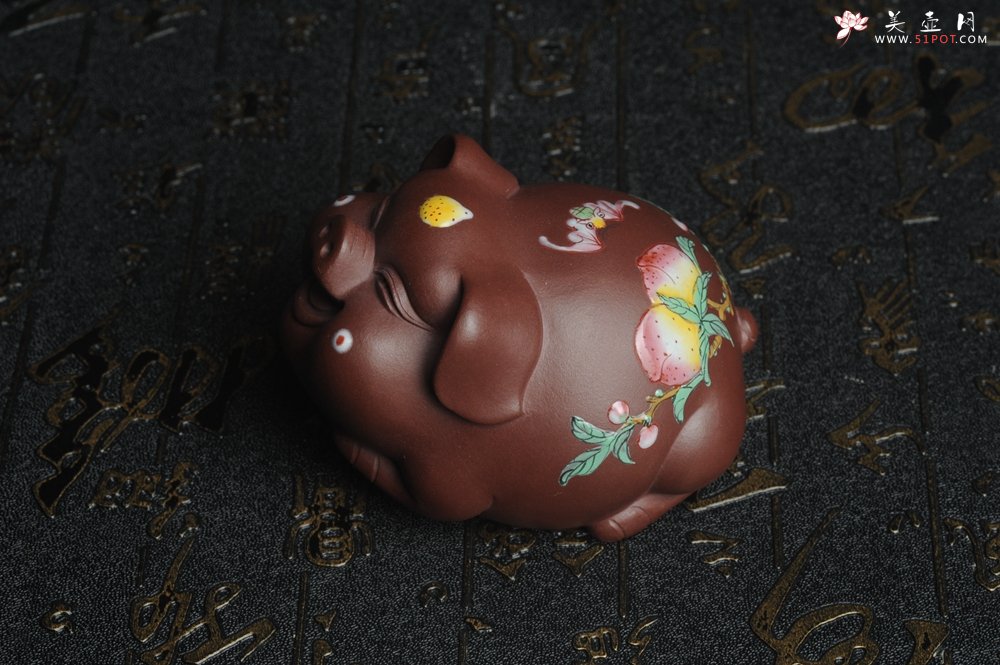 紫砂壶图片：美宠特惠 老紫泥精工点彩仙桃 圣桃 福气猪茶宠长7cm宽6cm高5cm - 美壶网