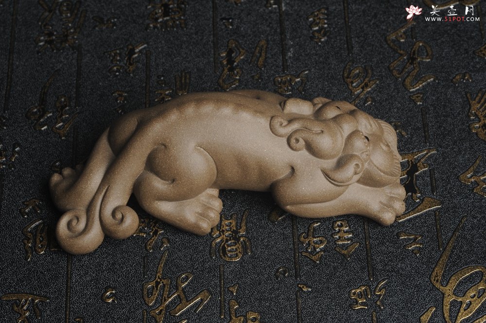 紫砂壶图片：美宠特惠 精工老段泥神兽 瑞兽茶宠 长13cm宽6cm高4cm - 美壶网