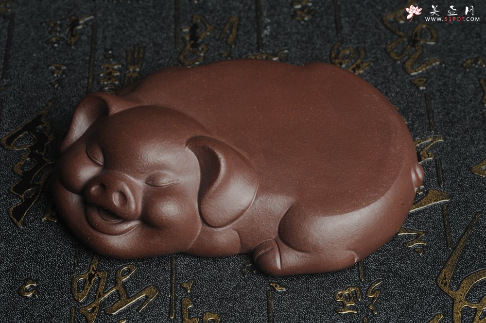 紫砂壶图片：美宠特惠 精工老紫泥小壶托 杯托 盖托 镇纸 茶宠 长11cm宽8cm高2到3cm - 美壶网