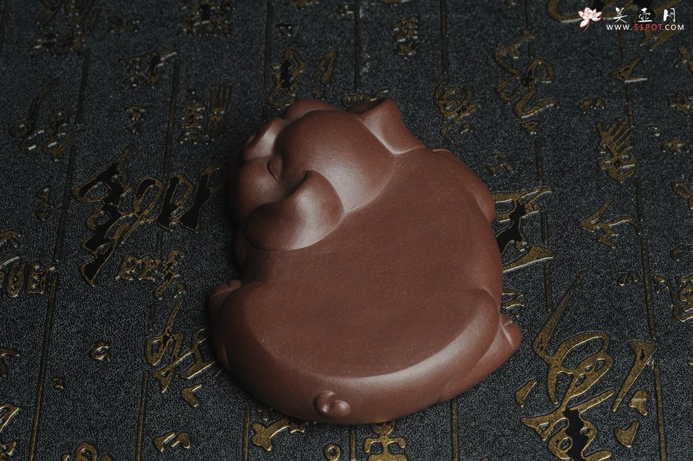 紫砂壶图片：美宠特惠 精工老紫泥小壶托 杯托 盖托 镇纸 茶宠 长11cm宽8cm高2到3cm - 美壶网