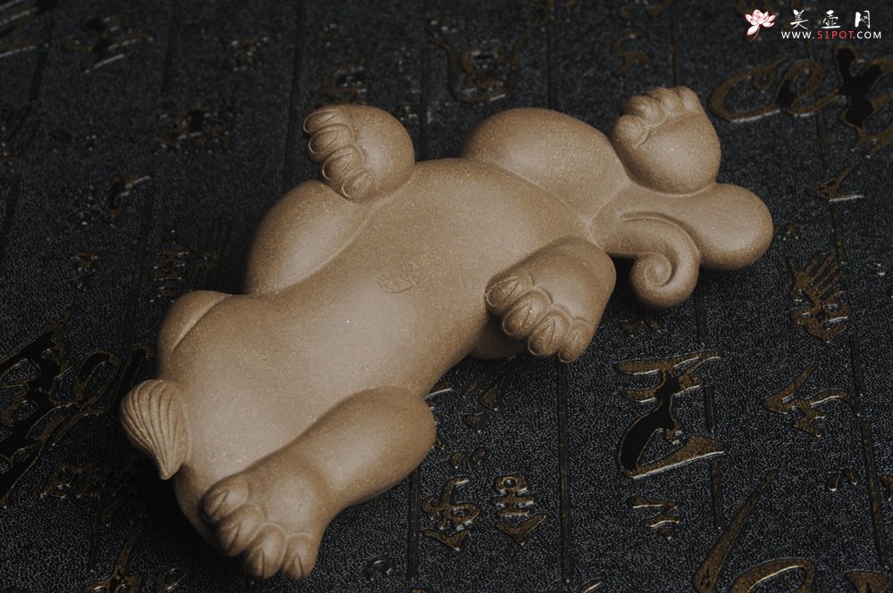 紫砂壶图片：美宠特惠 精工老段泥神兽 瑞兽茶宠 长13cm宽6cm高4cm - 美壶网