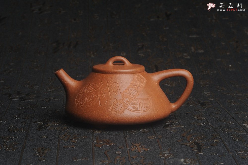 紫砂壶图片：油润五彩段泥 全手工薄胎子冶石瓢 饮之延年 助工俞霞精心摹古刻绘钱币纹 - 美壶网