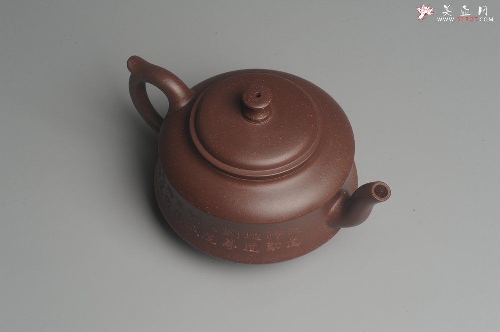 紫砂壶图片：美壶特惠 油润调砂紫泥精致扁石壶 雅刻山水 - 美壶网