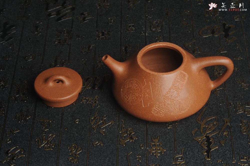 紫砂壶图片：油润五彩段泥 全手工薄胎子冶石瓢 饮之延年 助工俞霞精心摹古刻绘钱币纹 - 美壶网