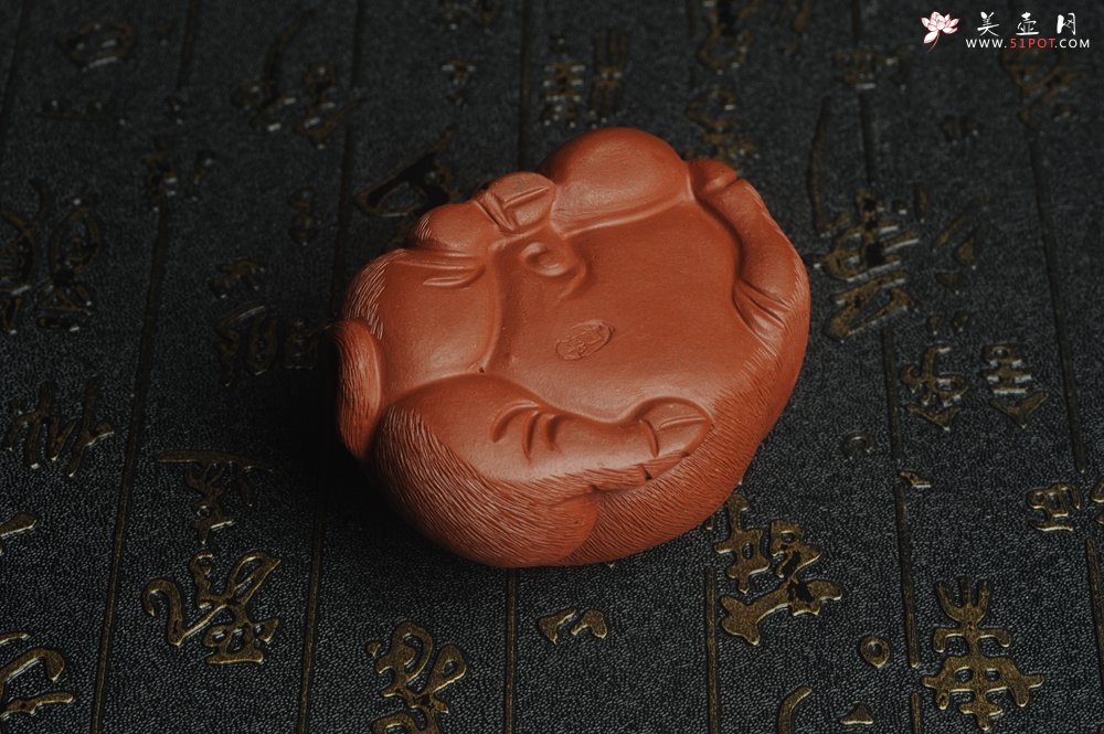 紫砂壶图片：美宠特惠 优质清水泥精致手工茶宠 一团和气招财猪 长7cm宽5cm高3.5cm - 美壶网