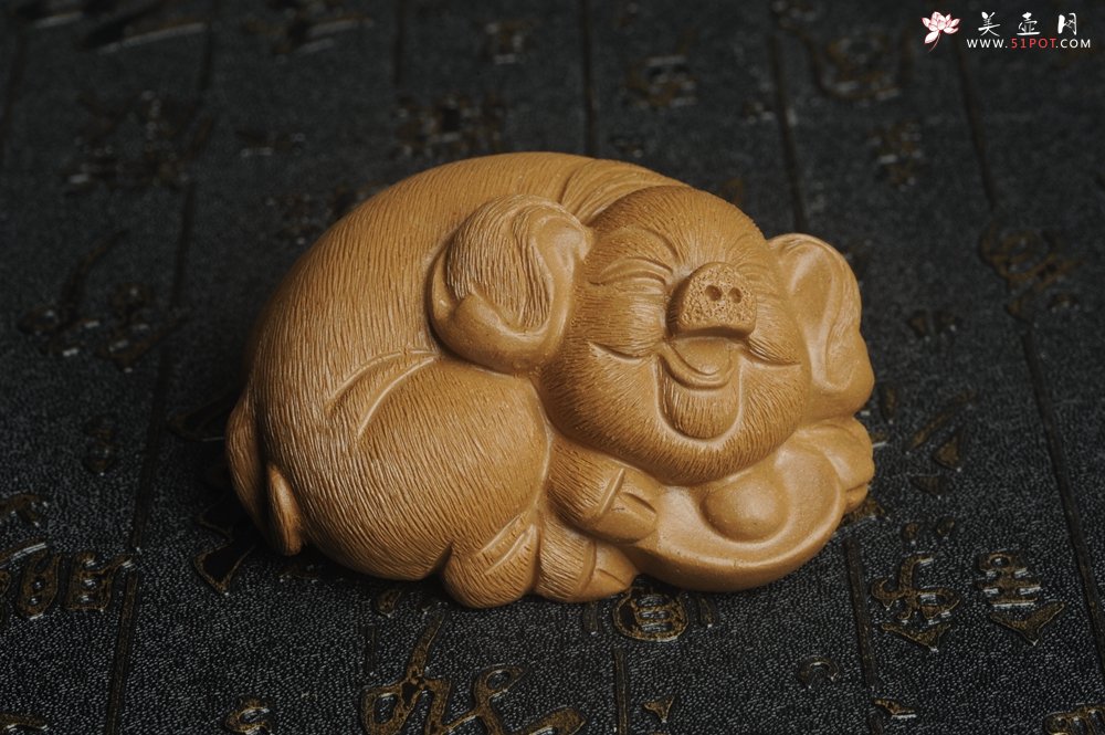 紫砂壶图片：美宠特惠 优质段泥精致手工茶宠 一团和气招财猪 长7cm宽5cm高3.5cm - 美壶网