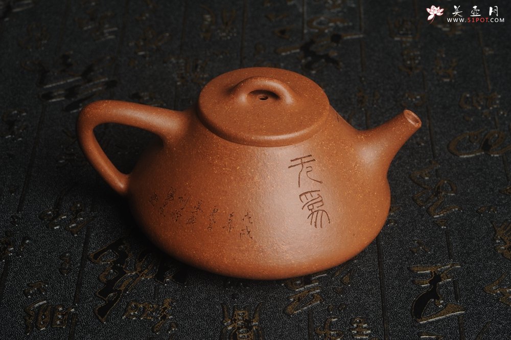 紫砂壶图片：油润五彩段泥 全手工薄胎精品子冶石瓢 难度大 骨肉匀挺 文气装饰高士乘凉图 无为 - 美壶网