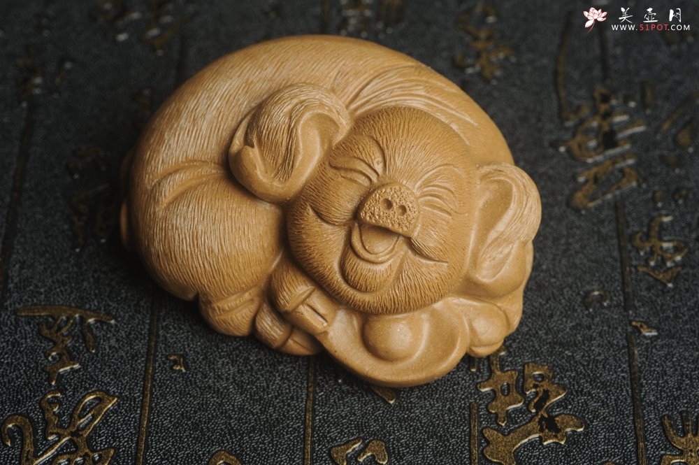 紫砂壶图片：美宠特惠 优质段泥精致手工茶宠 一团和气招财猪 长7cm宽5cm高3.5cm - 美壶网