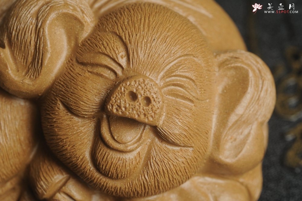 紫砂壶图片：美宠特惠 优质段泥精致手工茶宠 一团和气招财猪 长7cm宽5cm高3.5cm - 美壶网