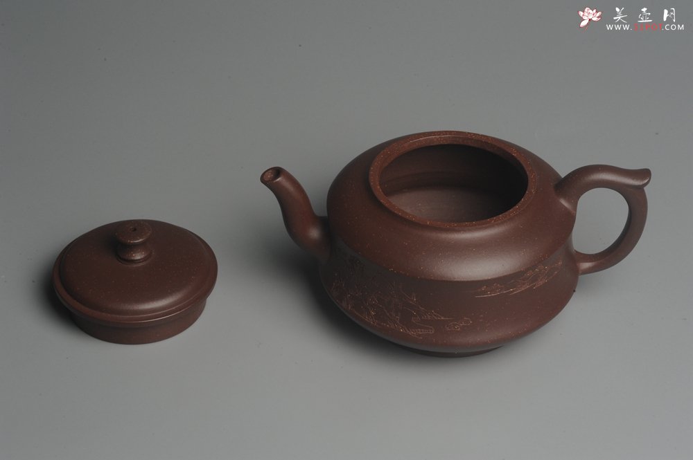 紫砂壶图片：美壶特惠 油润调砂紫泥精致扁石壶 雅刻山水 - 美壶网