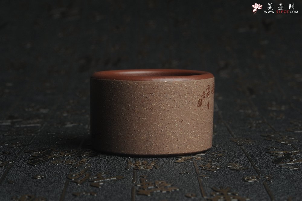 紫砂壶图片：美杯中秋特惠 雅致厚实 山居图 山水品茗杯 主人杯 - 美壶网