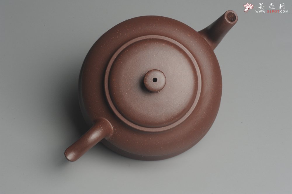 紫砂壶图片：美壶特惠 油润调砂紫泥精致扁石壶 雅刻山水 - 美壶网