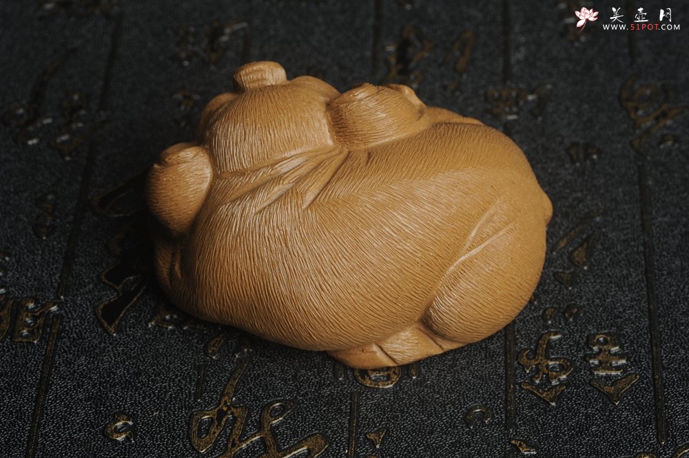 紫砂壶图片：美宠特惠 优质段泥精致手工茶宠 一团和气招财猪 长7cm宽5cm高3.5cm - 美壶网