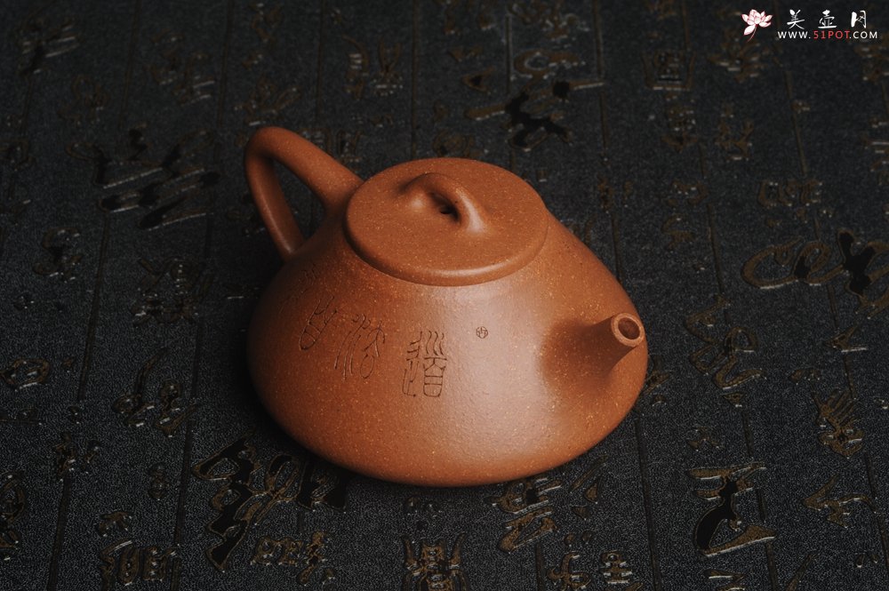 紫砂壶图片：油润五彩段泥 全手工薄胎精品子冶石瓢 难度大 骨肉匀挺 文气装饰高士采耳图 道法自然 - 美壶网