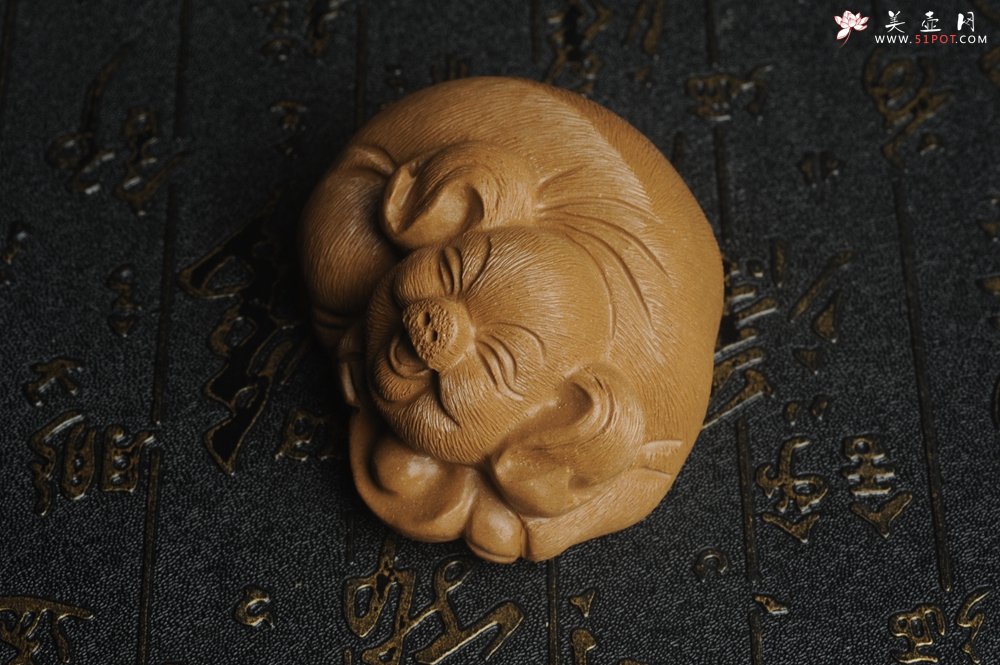 紫砂壶图片：美宠特惠 优质段泥精致手工茶宠 一团和气招财猪 长7cm宽5cm高3.5cm - 美壶网