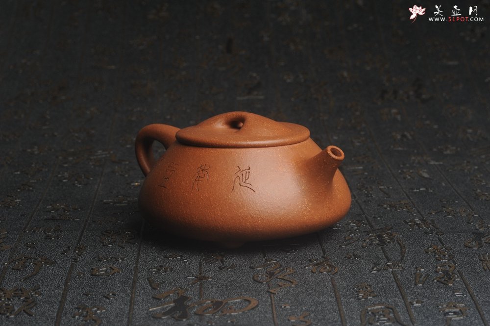 紫砂壶图片：潜力股周小培全手工演绎精品五彩段泥景舟石瓢 清茗堂助工文气装饰君子不老松 延年益寿 - 美壶网