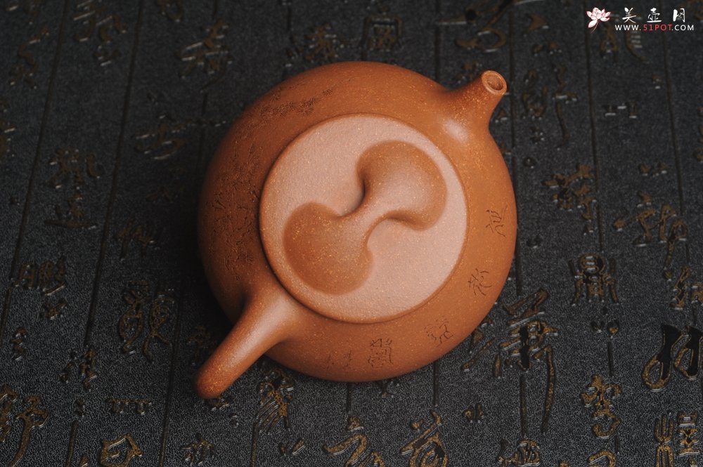 紫砂壶图片：潜力股周小培全手工演绎精品五彩段泥景舟石瓢 清茗堂助工文气装饰君子不老松 延年益寿 - 美壶网