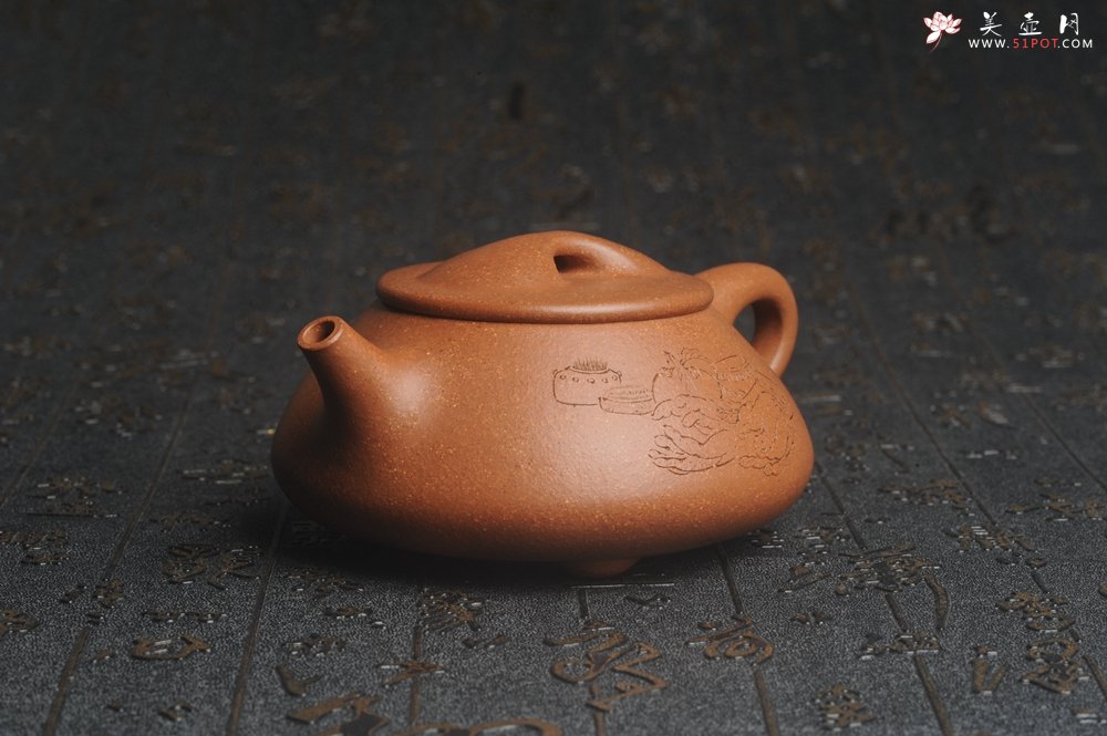 紫砂壶图片：潜力股周小培全手工演绎精品五彩段泥景舟石瓢 清茗堂助工文气装饰菖蒲佛手清供图 心清香妙 - 美壶网