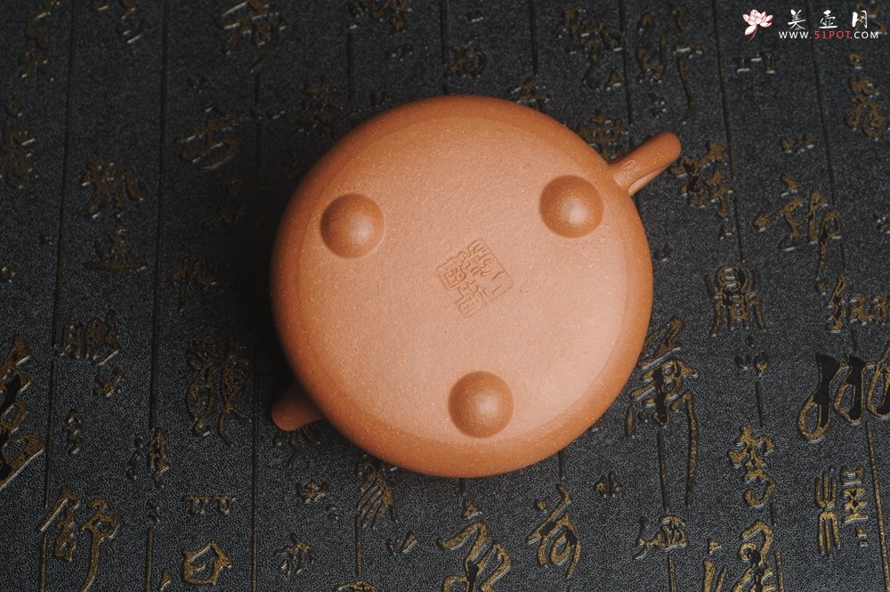 紫砂壶图片：潜力股周小培全手工演绎精品五彩段泥景舟石瓢 清茗堂助工文气装饰菖蒲佛手清供图 心清香妙 - 美壶网