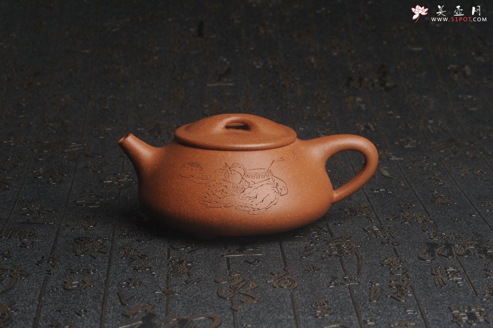紫砂壶图片：潜力股周小培全手工演绎精品五彩段泥景舟石瓢 清茗堂助工文气装饰菖蒲佛手清供图 心清香妙 - 美壶网