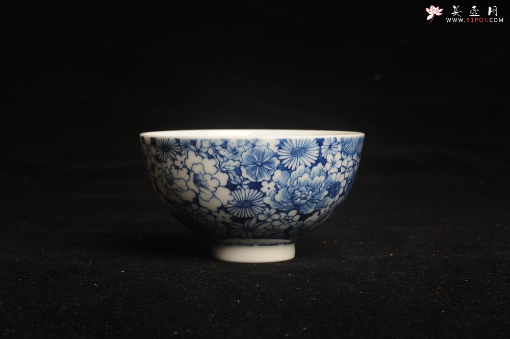 紫砂壶图片：景德镇主人杯压手杯 釉下彩青花杯 万花杯 超漂亮 - 美壶网