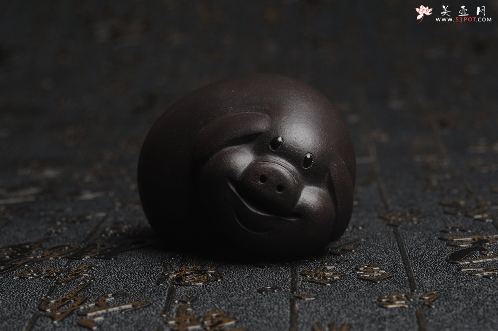 紫砂壶图片：美宠特惠 精工好料黑萌猪茶宠摆件 灰常可爱 长6.2cm高4cm - 美壶网