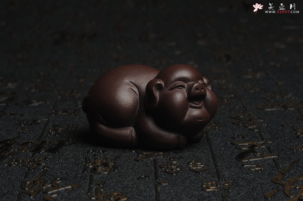 紫砂壶图片：美宠特惠 精工好料福气猪茶宠摆件 灰常可爱 长6.3cm高3.5cm - 美壶网