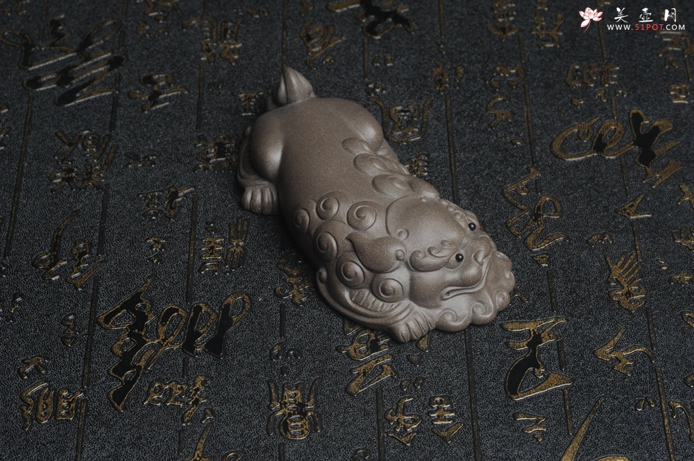 紫砂壶图片：美宠特惠 超精工老青灰泥镇纸狮子茶宠摆件 茶盘尤物长11.5cm高2.5cm - 美壶网