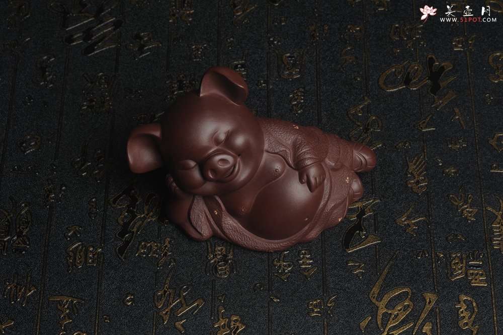 紫砂壶图片：美宠特惠 精工高枕无忧猪茶宠摆件 神态传神 茶盘尤物 长12cm高8cm - 美壶网