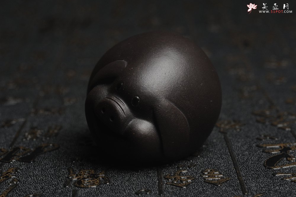 紫砂壶图片：美宠特惠 精工好料黑萌猪茶宠摆件 灰常可爱 长6.2cm高4cm - 美壶网