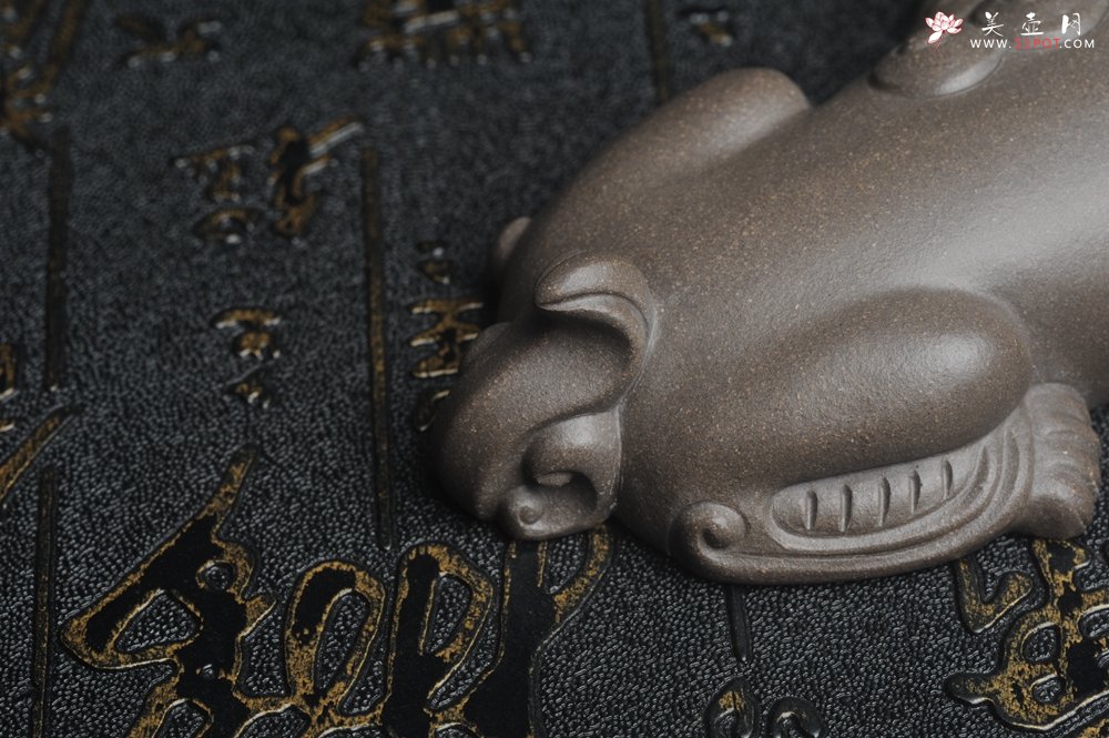 紫砂壶图片：美宠特惠 超精工老青灰泥镇纸狮子茶宠摆件 茶盘尤物长11.5cm高2.5cm - 美壶网