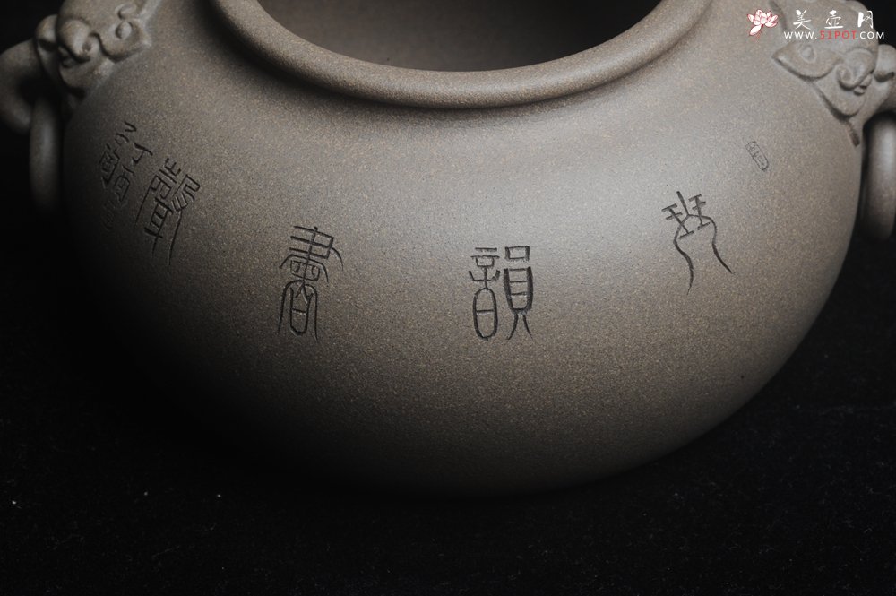 紫砂壶图片：精品特惠 老青段精品瑞兽双耳罐 茶仓 茶叶罐 水洗 烟灰缸 多用 子陶刻抚琴图 琴韵书声 - 美壶网