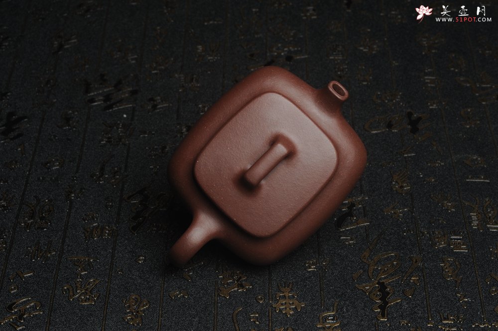 紫砂壶图片：美壶年底特惠 精工好料底曹青小四方 茶人醉爱 高档锦盒包装 - 美壶网