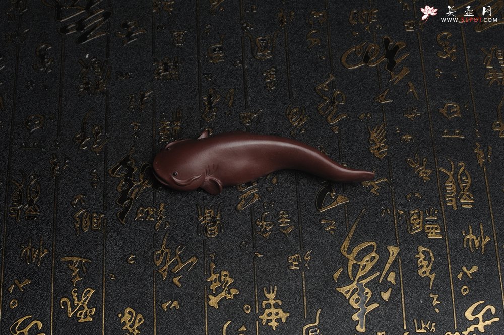 紫砂壶图片：美宠特惠 年年有余鱼 神态细腻 做工灰常精致 手工茶宠摆件长：12.5cm左右，最宽度为：3.7cm - 美壶网