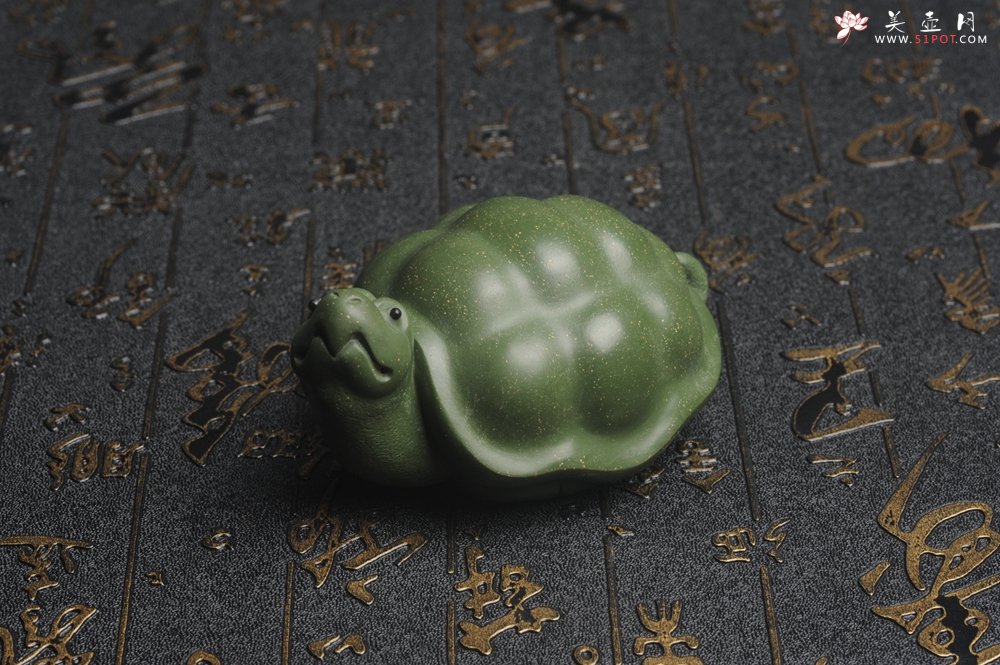 紫砂壶图片：美宠特惠 精致做工绿泥乌龟茶宠摆件 神态细腻 茶盘尤物 长9cm宽6cm高4.5cm - 美壶网