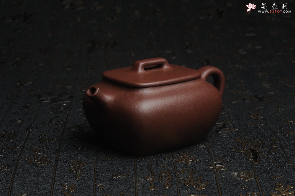 紫砂壶图片：美壶年底特惠 精工好料底曹青小四方 茶人醉爱 高档锦盒包装 - 美壶网