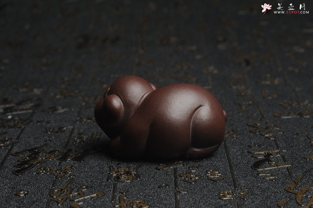 紫砂壶图片：美宠特惠 精工好料福气猪茶宠摆件 灰常可爱 长6.3cm高3.5cm - 美壶网