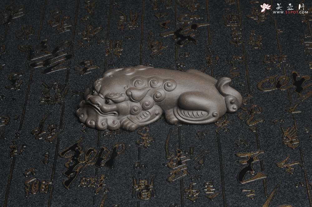 紫砂壶图片：美宠特惠 超精工老青灰泥镇纸狮子茶宠摆件 茶盘尤物长11.5cm高2.5cm - 美壶网