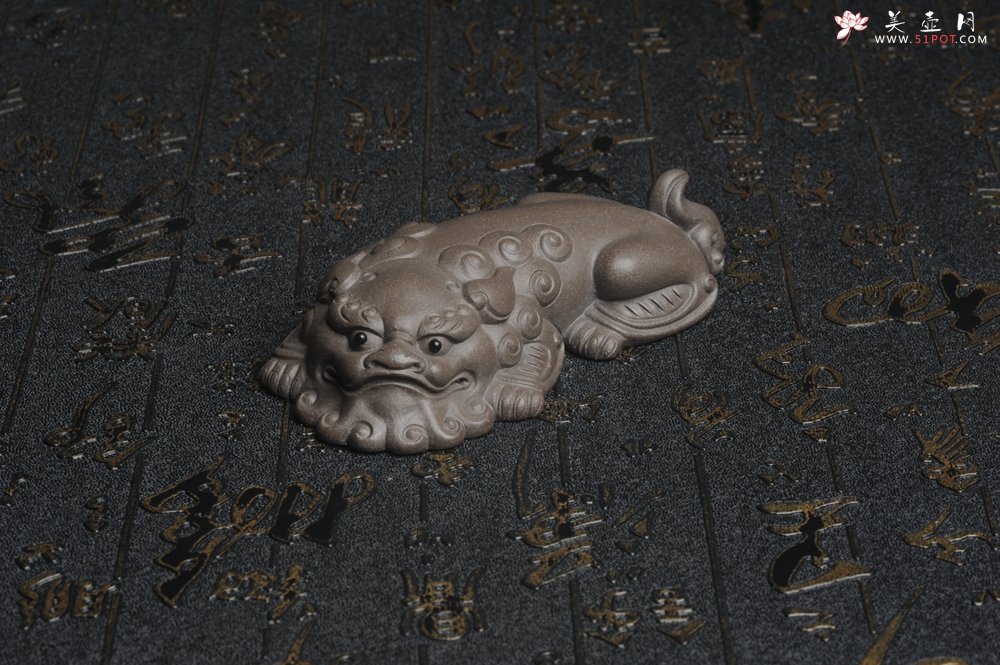 紫砂壶图片：美宠特惠 超精工老青灰泥镇纸狮子茶宠摆件 茶盘尤物长11.5cm高2.5cm - 美壶网