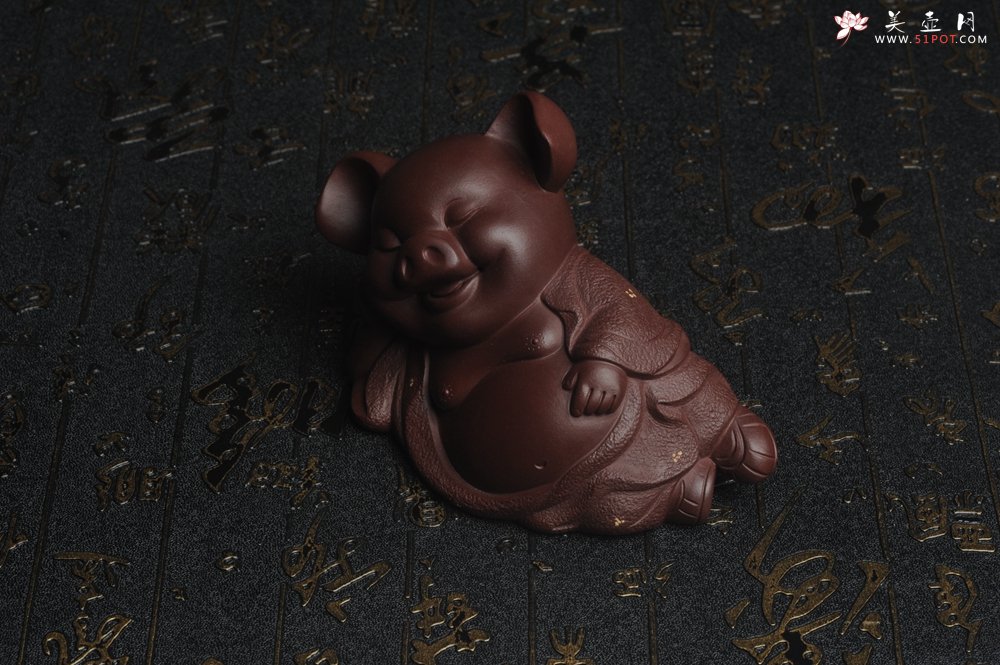 紫砂壶图片：美宠特惠 精工高枕无忧猪茶宠摆件 神态传神 茶盘尤物 长12cm高8cm - 美壶网