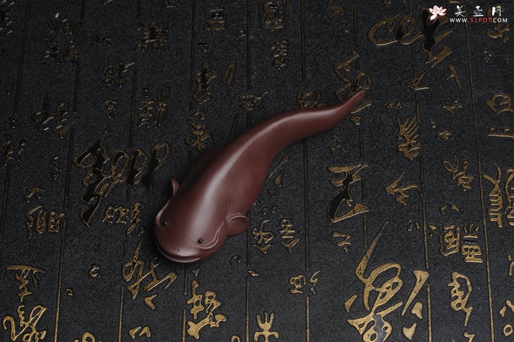 紫砂壶图片：美宠特惠 年年有余鱼 神态细腻 做工灰常精致 手工茶宠摆件长：12.5cm左右，最宽度为：3.7cm - 美壶网