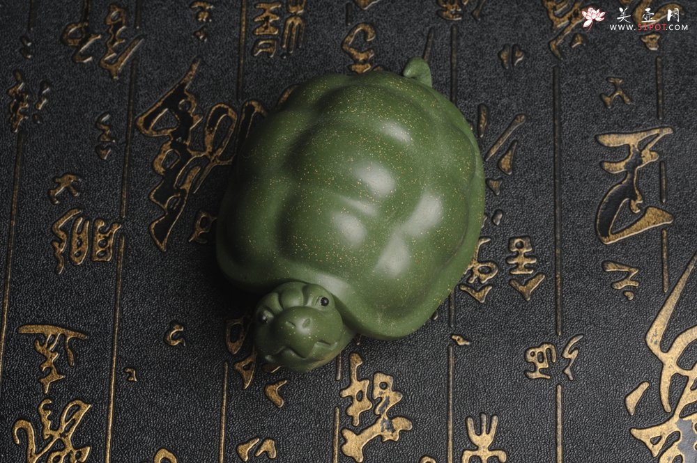 紫砂壶图片：美宠特惠 精致做工绿泥乌龟茶宠摆件 神态细腻 茶盘尤物 长9cm宽6cm高4.5cm - 美壶网
