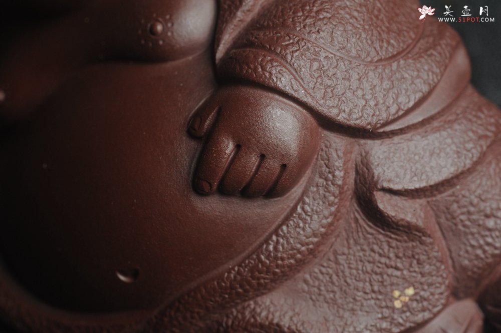 紫砂壶图片：美宠特惠 精工高枕无忧猪茶宠摆件 神态传神 茶盘尤物 长12cm高8cm - 美壶网