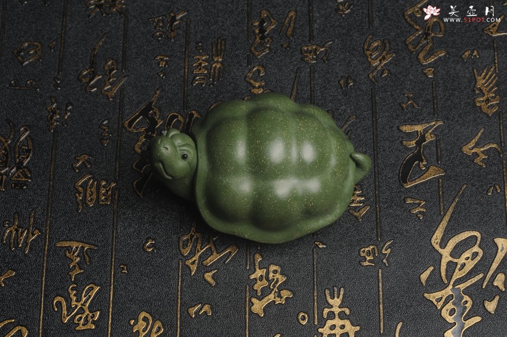 紫砂壶图片：美宠特惠 精致做工绿泥乌龟茶宠摆件 神态细腻 茶盘尤物 长9cm宽6cm高4.5cm - 美壶网
