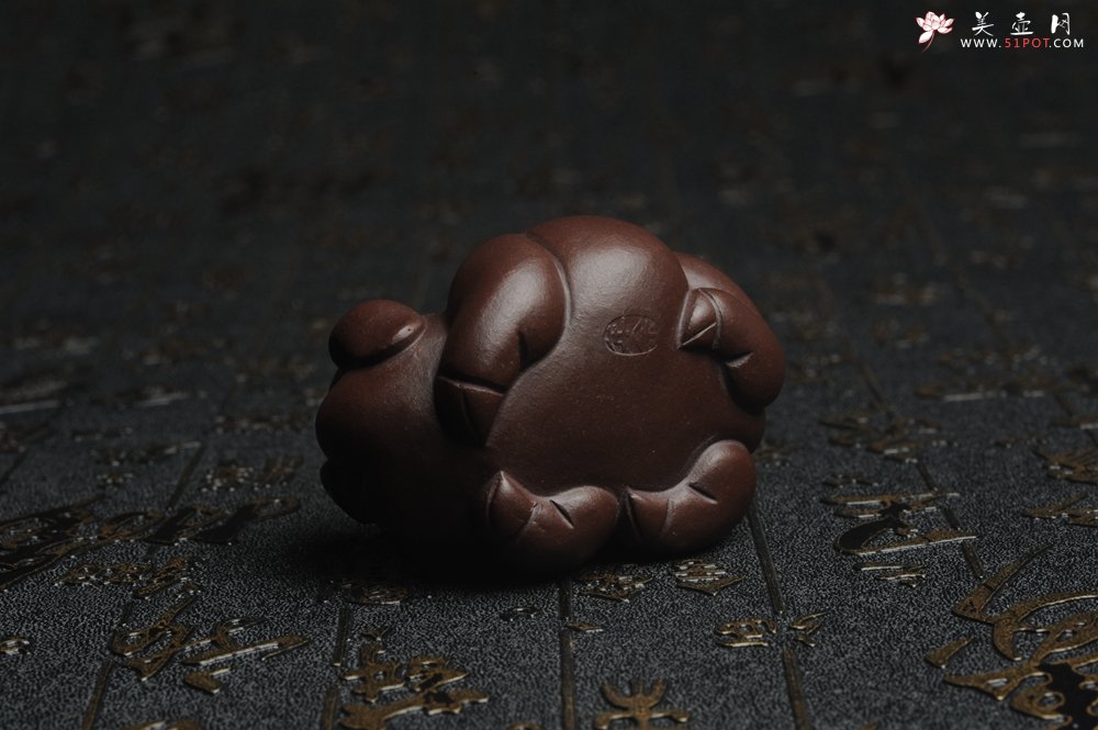 紫砂壶图片：美宠特惠 精工好料福气猪茶宠摆件 灰常可爱 长6.3cm高3.5cm - 美壶网